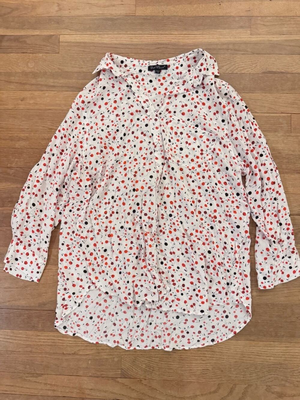 Velvet Heart Women's White Cherry Print Button Down Top - Size 1X
b37